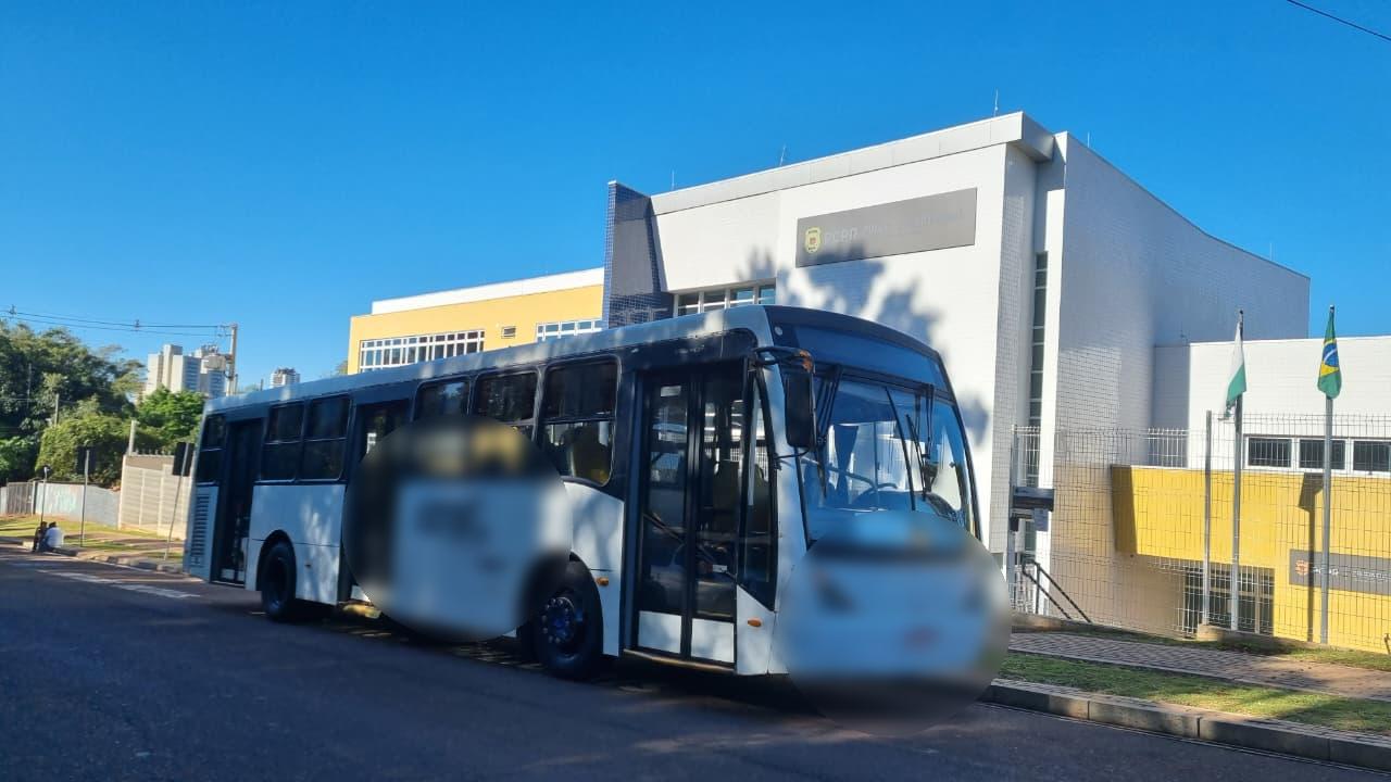 Ônibus com placas adulteradas é apreendido pelo Choque