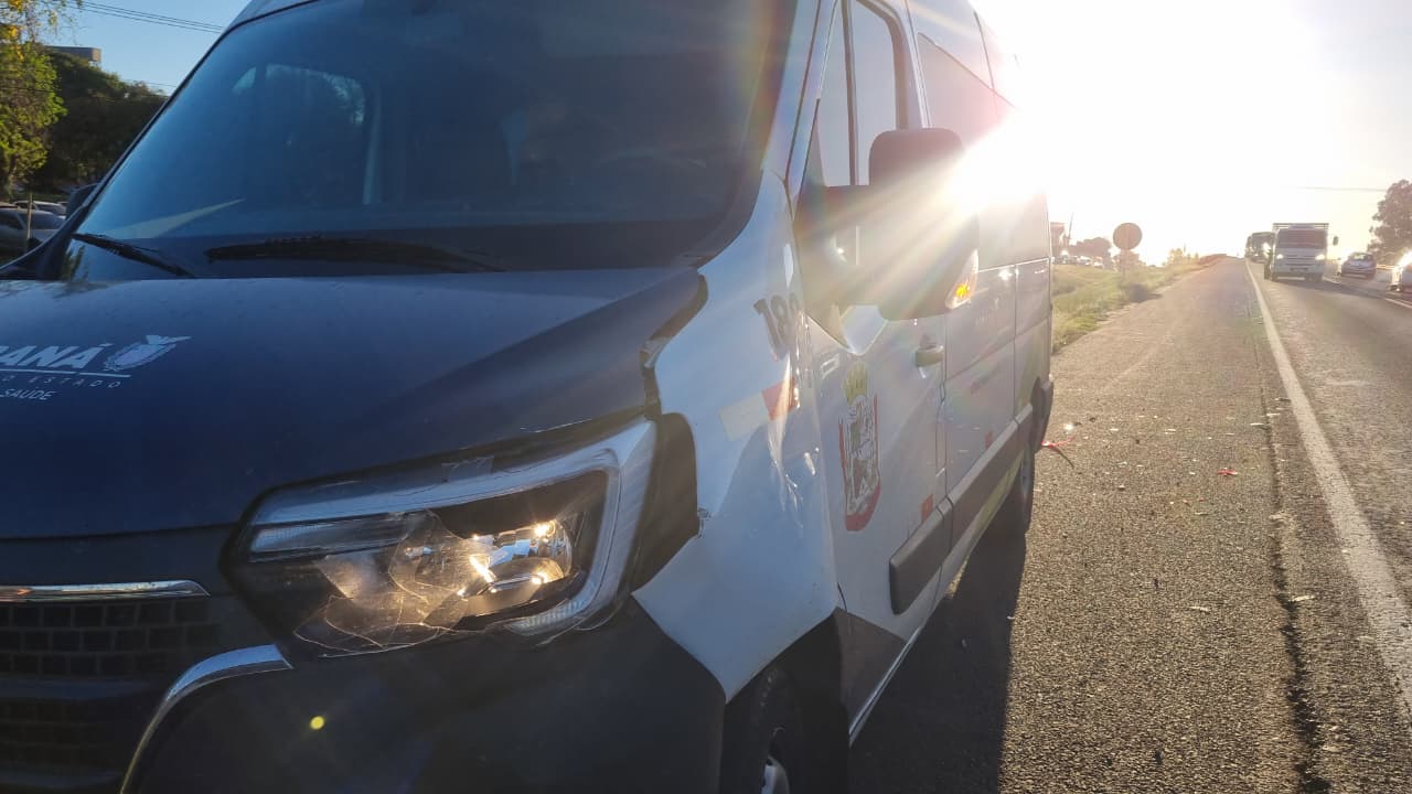 Acidente inusitado: dois carros vão para o acostamento e batem na BR-277