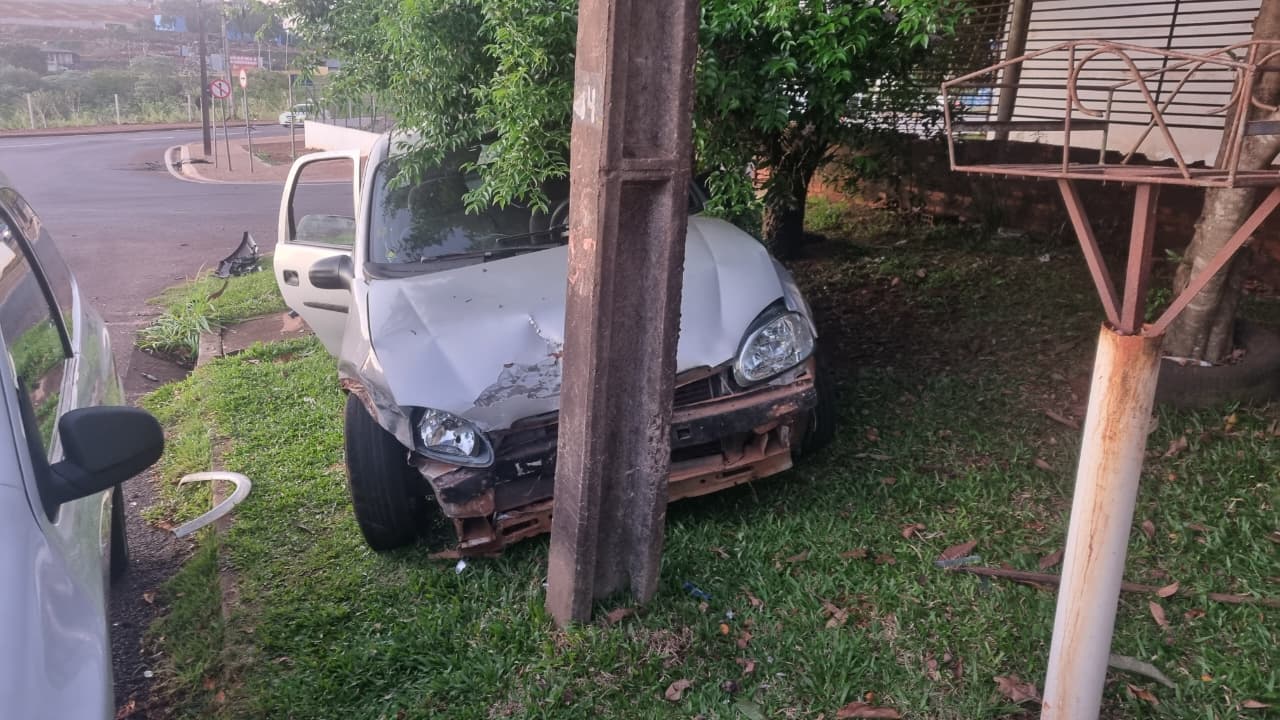Dois veículos Corsa se envolvem em colisão no Bairro Cascavel Velho