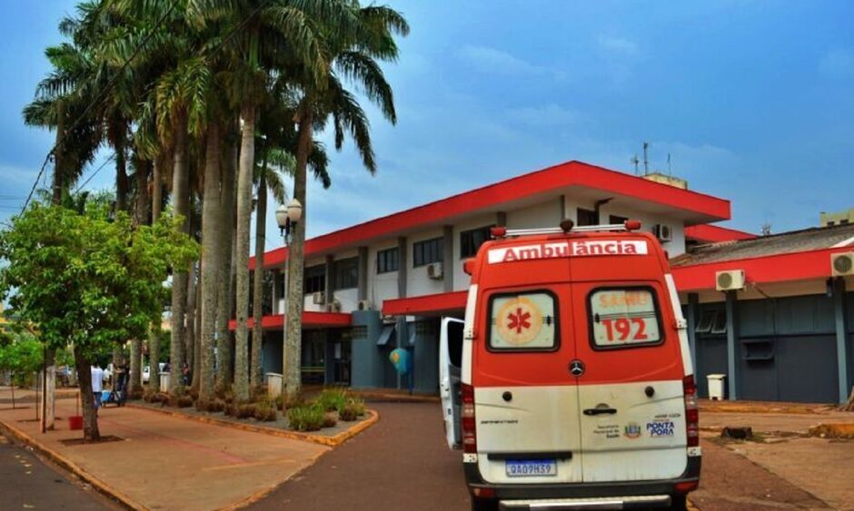 Mesmo com dreno, jovem foge de hospital, furta doces e tira cochilo em maca de UPA