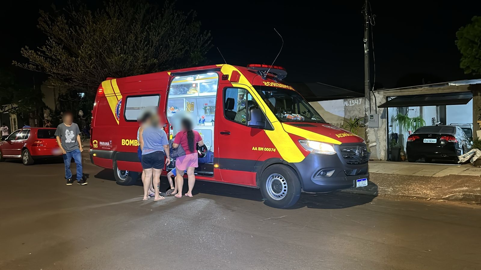 Na garupa, rapaz de 26 anos tem suspeita de fratura na perna em acidente na Avenida Cardeal