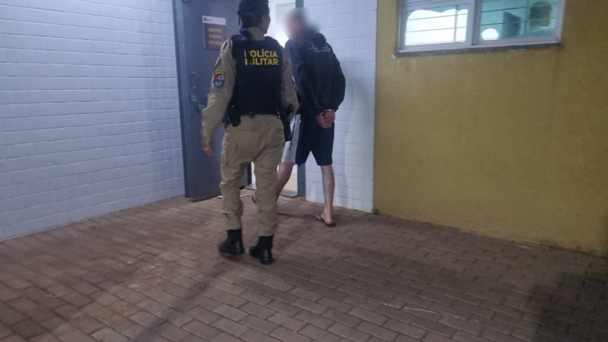 Polícia Militar prende homem com mandado de prisão em aberto no Bairro Santa Cruz