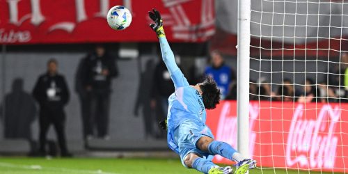 Imagem referente a Rossi brilha nos pênaltis e garante classificação do Flamengo