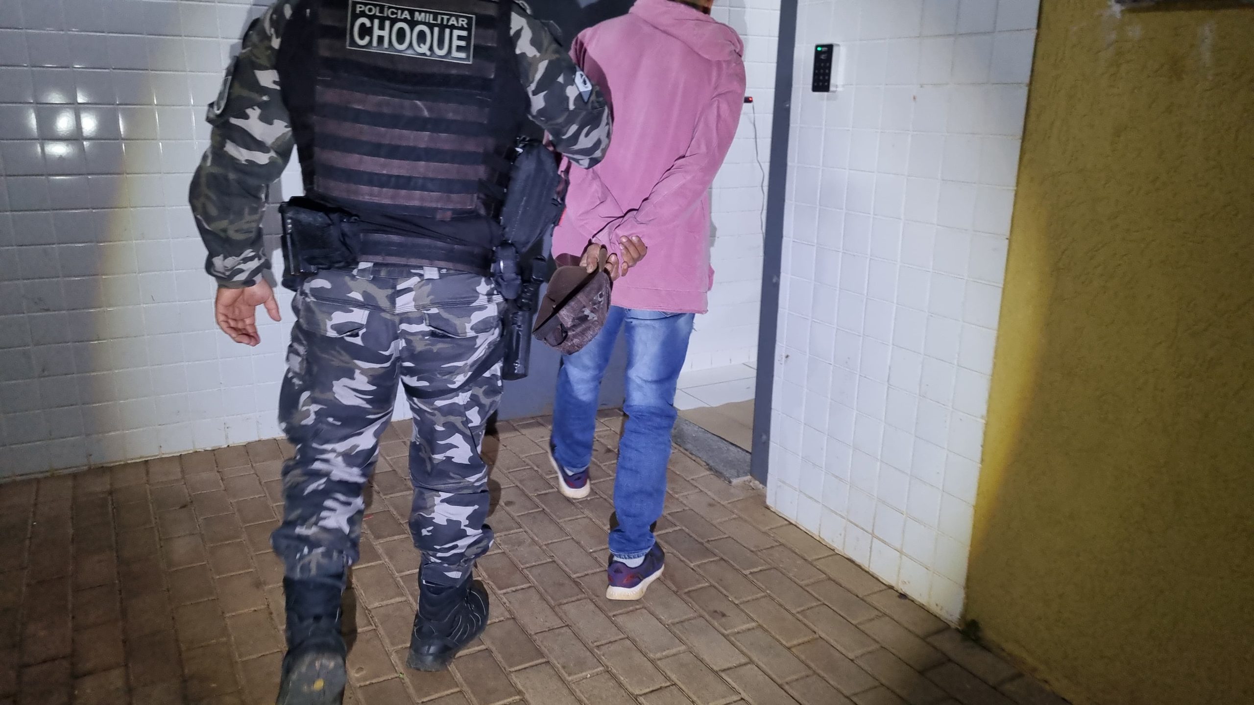 Choque detém suspeito de tráfico de drogas no bairro Santa Cruz