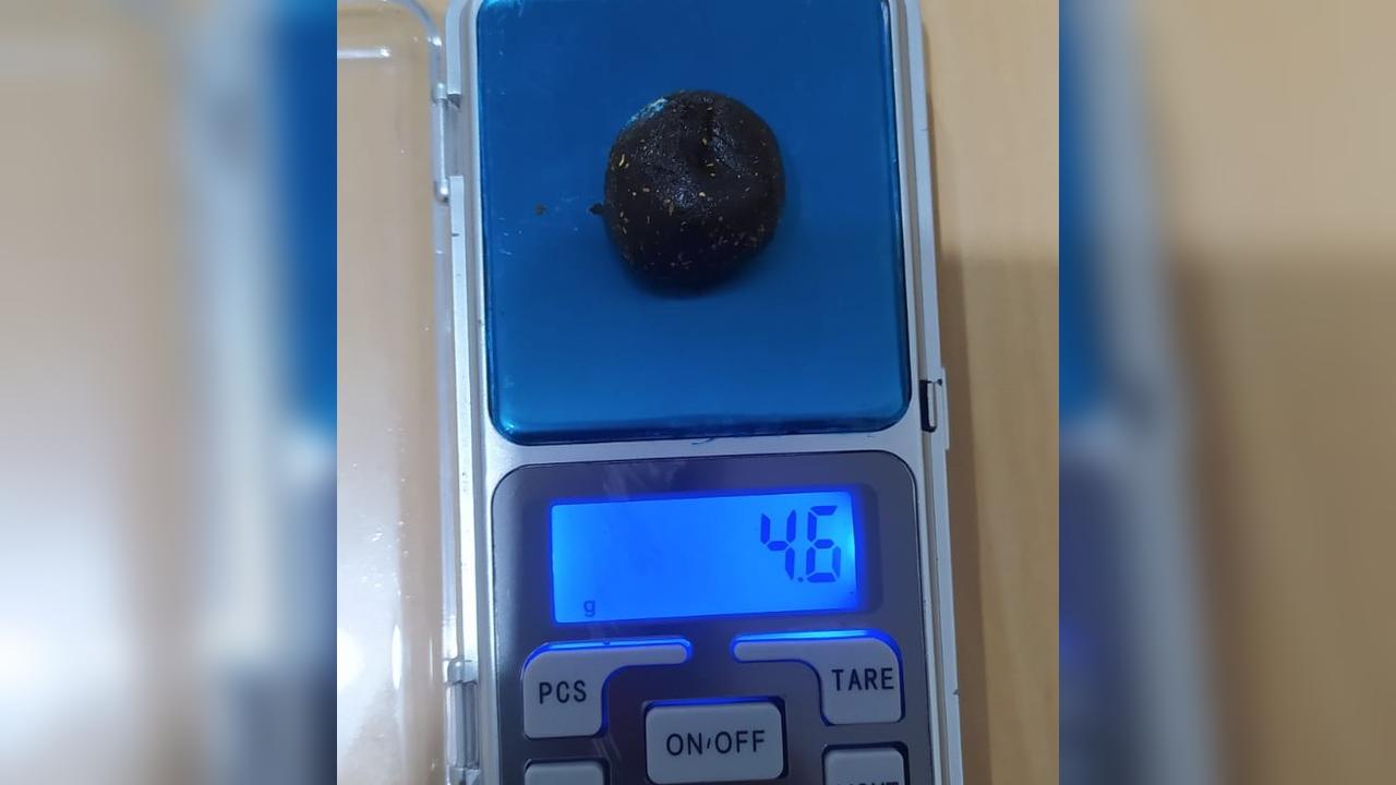 Jovem de 20 anos é detido com haxixe após tentar fugir da PM