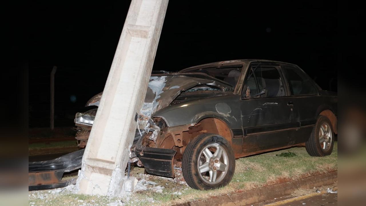 Casal fica ferido após Vectra atingir poste em Campo Mourão