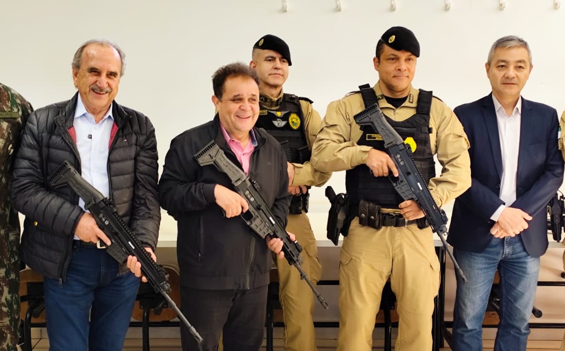 PM de Cascavel recebe fuzis e promete: "Aqui bandido não se cria!"