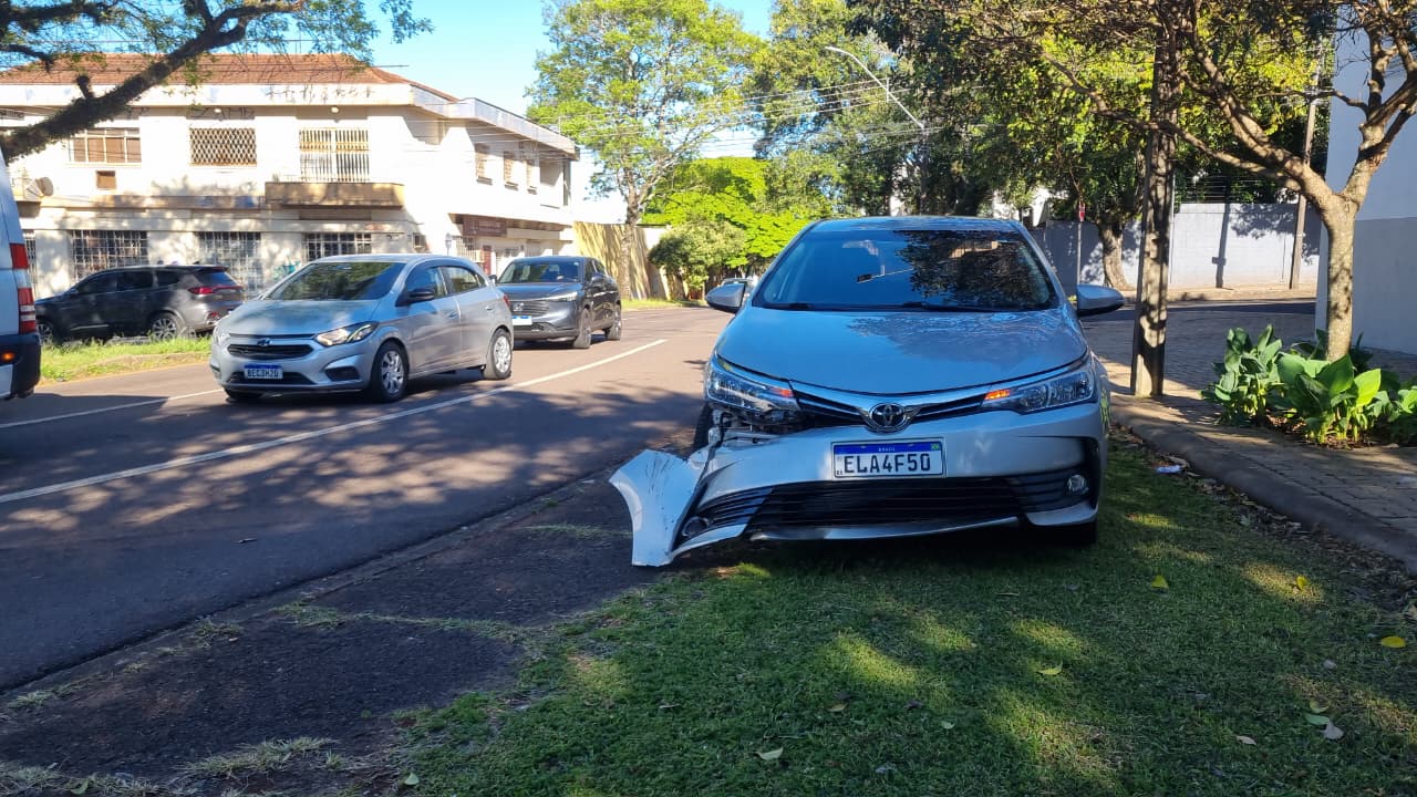 Corolla e Tiggo 8 batem no Centro de Cascavel