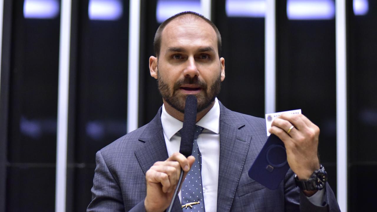 Eduardo Bolsonaro ainda não foi localizado em ação de R$ 3,1 milhões movida por professores de Cascavel