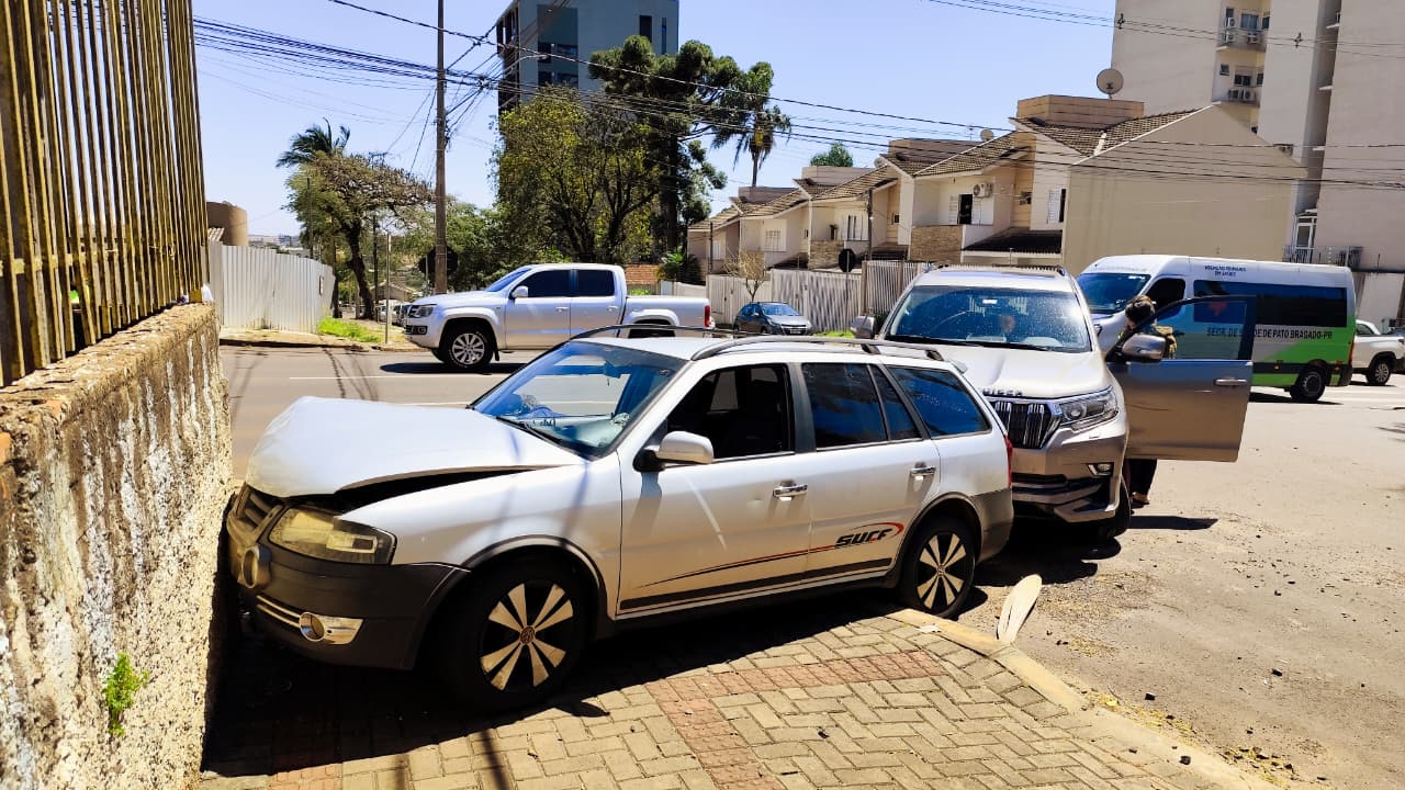 Parati vai parar no muro após colisão com Toyota boliviana