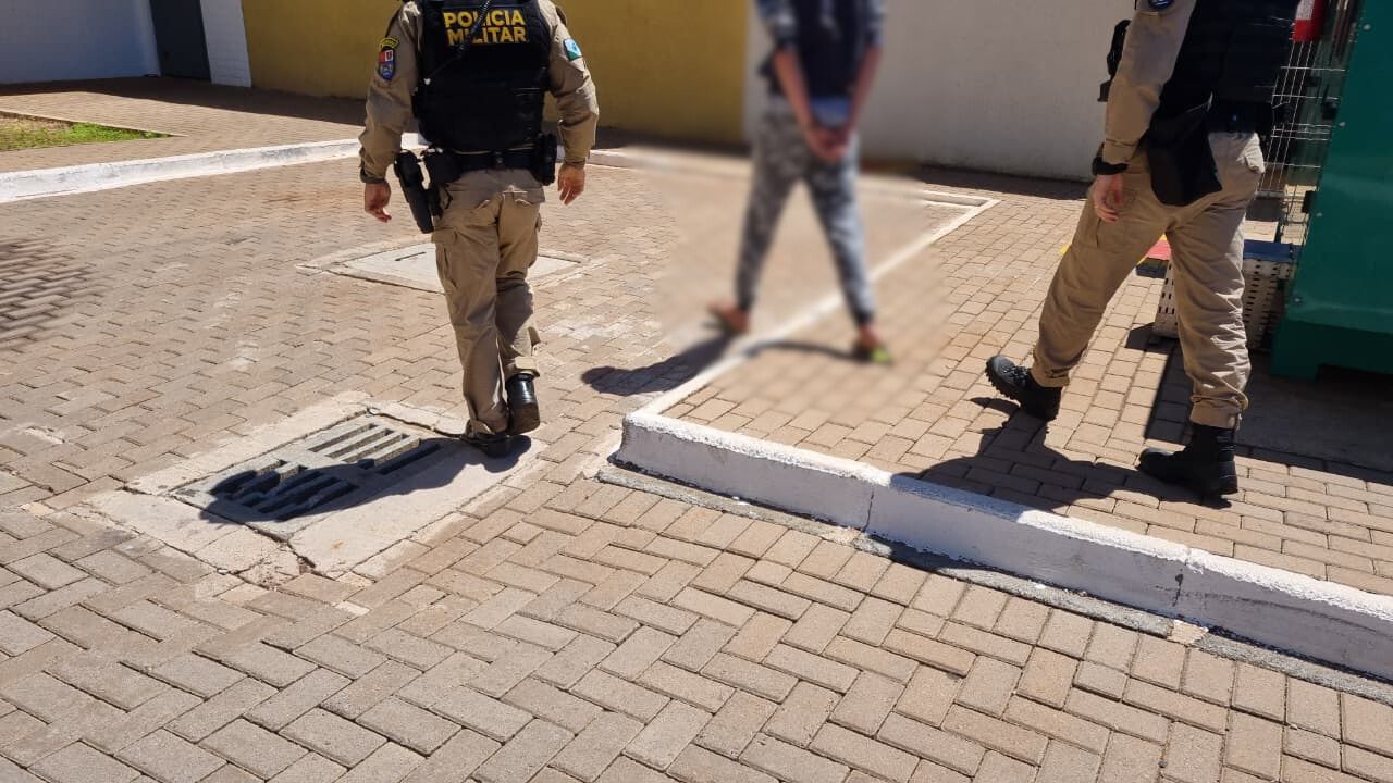 Mãe entrega filho à PM após furto de celular em loja em Cascavel