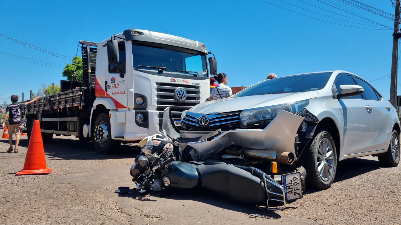 Motociclista foi buscar marmita para filho e esposa e fica ferido após acidente na Rua Europa