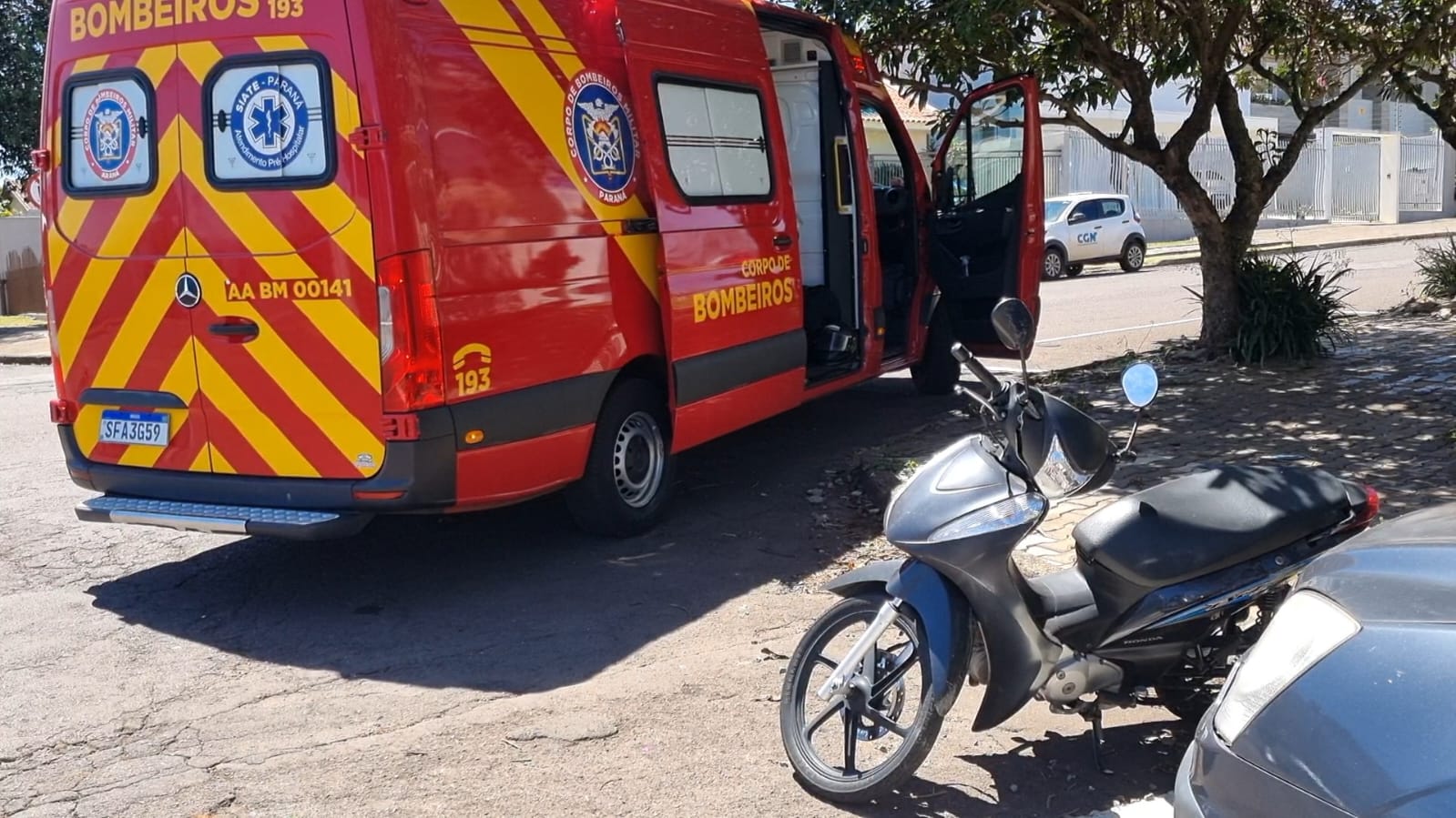 Honda Biz escorrega em pedrinhas e deixa dois feridos no Parque São Paulo