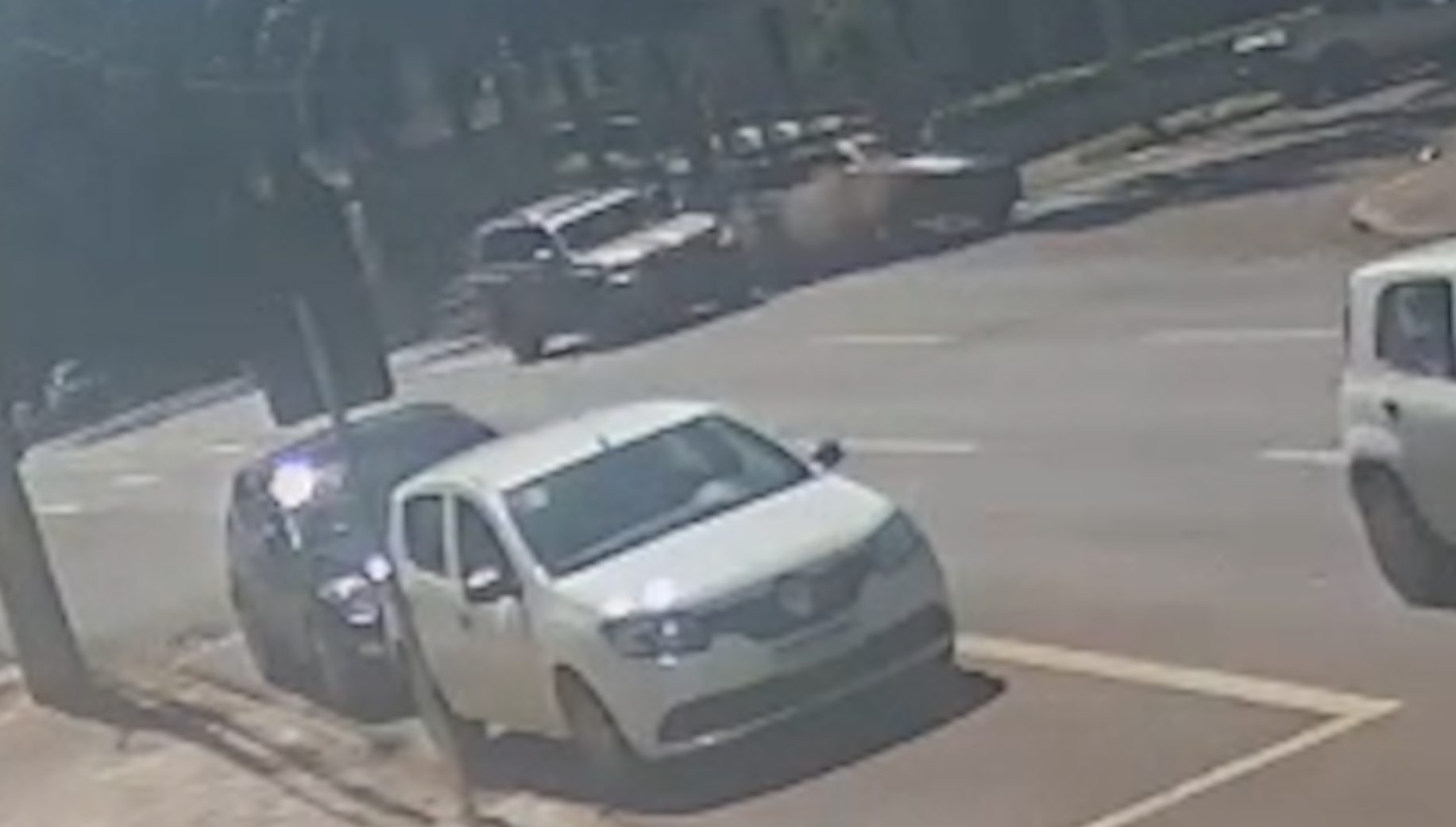 Vídeo mostra caminhonete trocando de faixa durante colisão com Parati