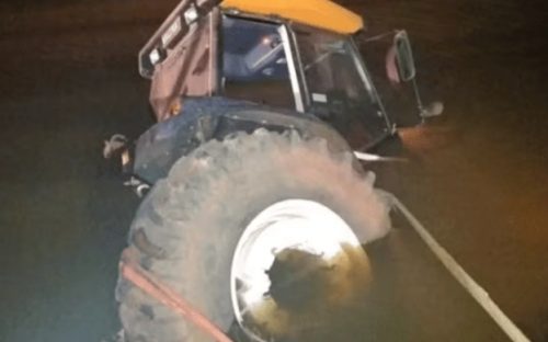 Homem é encontrado morto dentro de trator submerso em represa de SP Imagem referente a Homem é encontrado morto dentro de trator submerso em represa de SP