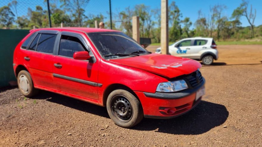 Capô abre na rodovia e acidente quase termina em tragédia