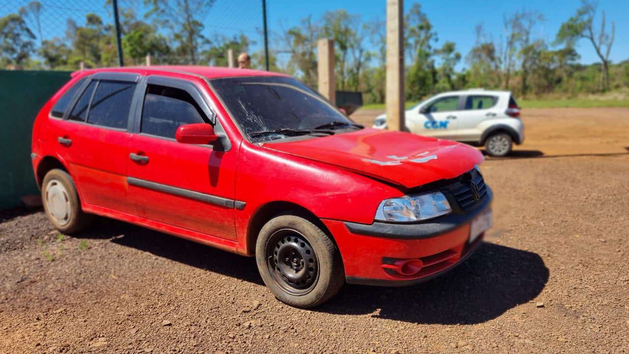 Capô abre na rodovia e acidente quase termina em tragédia