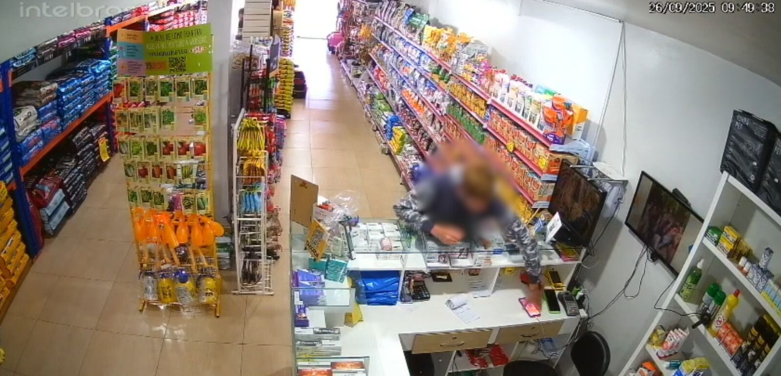 Câmera flagra adolescente denunciado pela mãe furtando celular em empresa