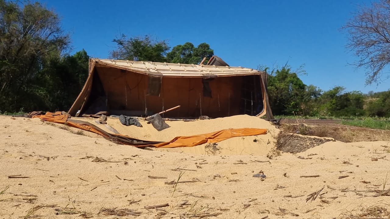 Semirreboque carregado com soja tomba entre Cascavel e Toledo