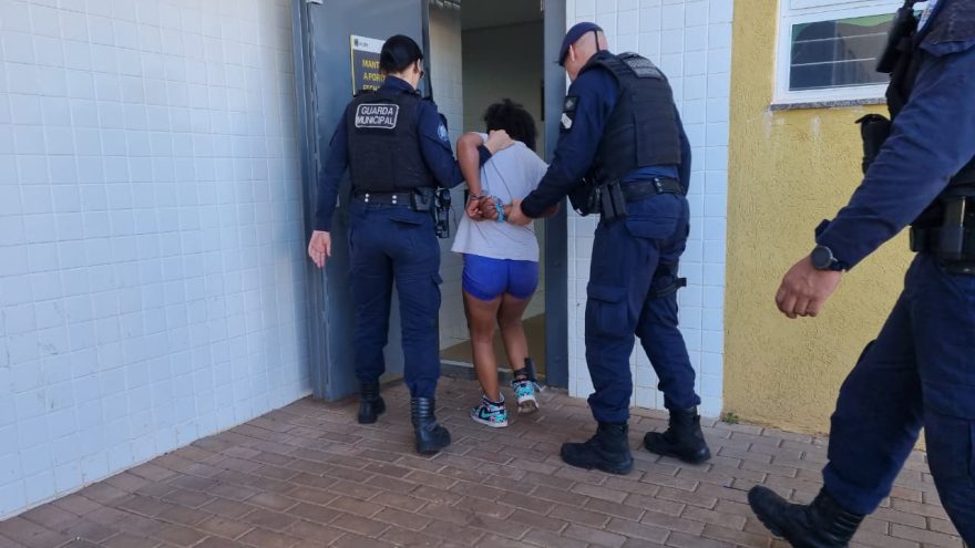 Após 8 anos de regime fechado, mulher com tornozeleira eletrônica é presa por furtar chocolate em Cascavel