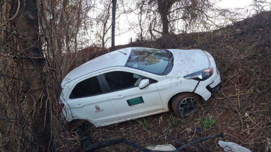 Com carro da Prefeitura, motorista sai da pista e bate em árvores na BR-163 em Cascavel