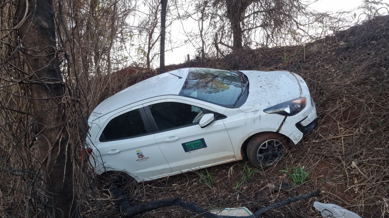 Com carro da Prefeitura, motorista sai da pista e bate em árvores na BR-163 em Cascavel