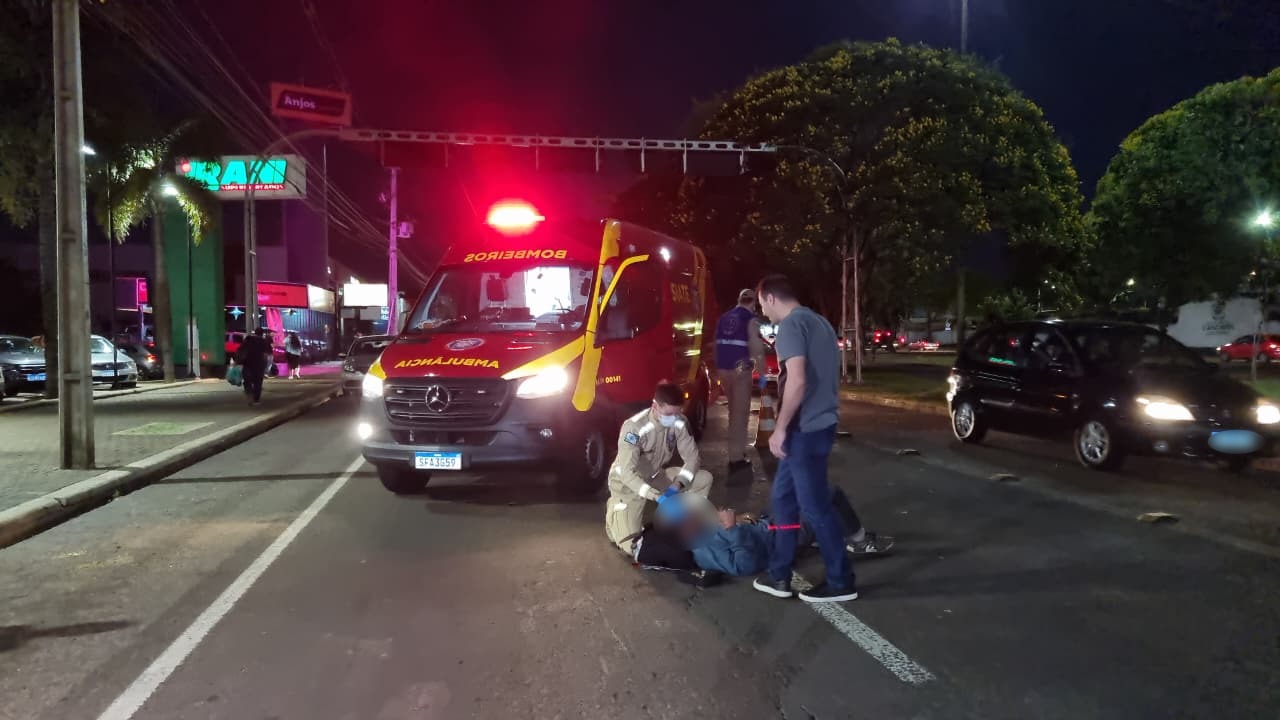 Pedestre é atropelado por motociclista na Avenida Tancredo Neves