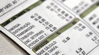 Aneel reduz bandeira para vermelha 1 na conta de luz em outubro