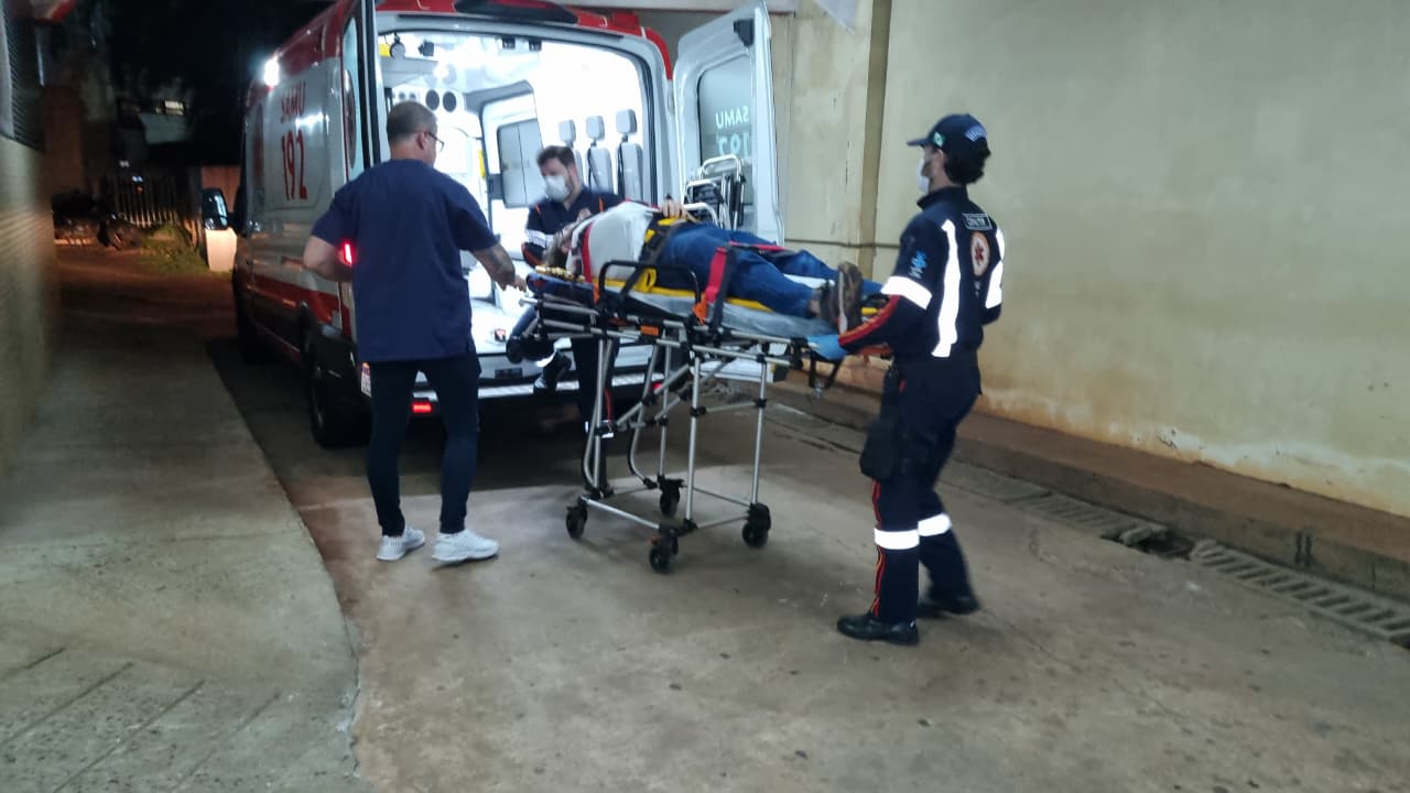 Jovem cai de moto e é socorrido pelo Samu na Rua Alexandre de Gusmão Jovem cai de moto e é socorrido pelo Samu na Rua Alexandre de Gusmão