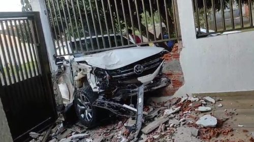 Caminhonete invade residência após colisão no Bairro Pioneiros Catarinenses
