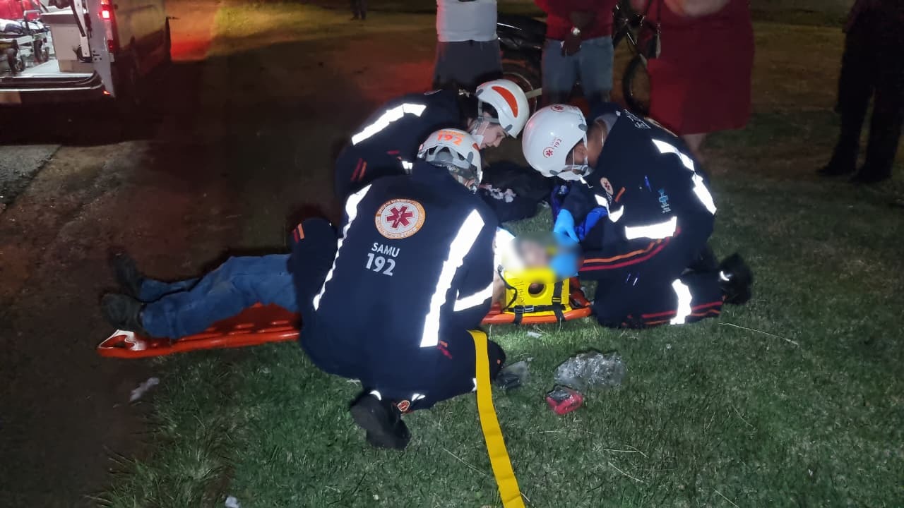 Piloto é socorrido após colisão entre Civic e Honda Bros na BR-277 Piloto é socorrido após colisão entre Civic e Honda Bros na BR-277