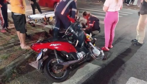 Jovem de 18 anos fica gravemente ferido em colisão entre moto e ônibus Imagem referente a Jovem de 18 anos fica gravemente ferido em colisão entre moto e ônibus