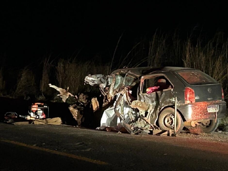Motorista morre preso às ferragens em grave acidente entre Gol e caminhão