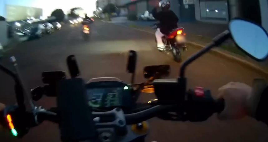 Jovem empina moto e tenta fugir da polícia; Vídeo mostra perseguição em Cascavel