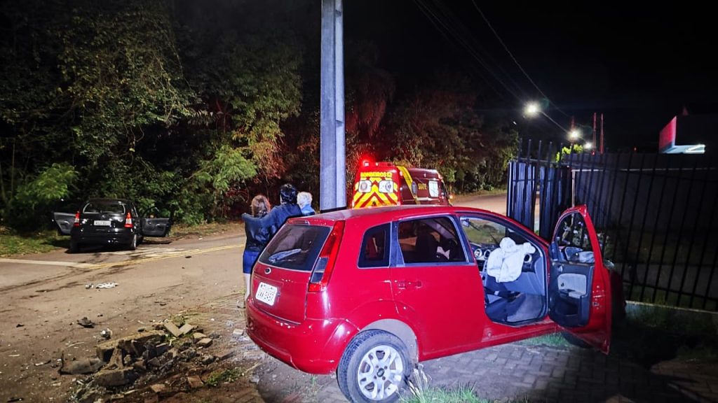 Forte colisão entre Fiesta e C3 deixa jovem ferida na Região do Lago