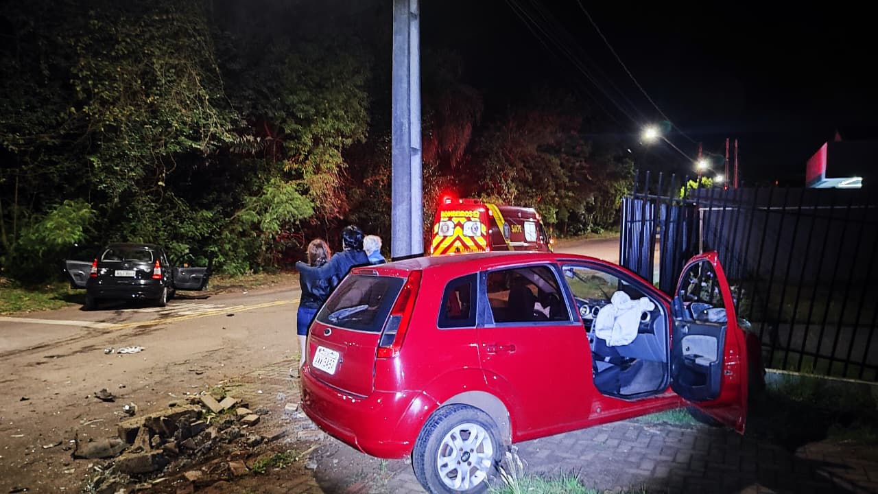 Forte colisão entre Fiesta e C3 deixa jovem ferida na Região do Lago Forte colisão entre Fiesta e C3 deixa jovem ferida na Região do Lago