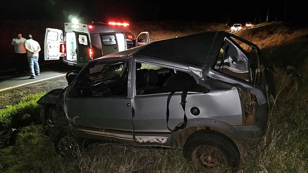Homem capota Fiat Uno na PR-170, é ejetado e morre na hora Homem capota Fiat Uno na PR-170, é ejetado e morre na hora