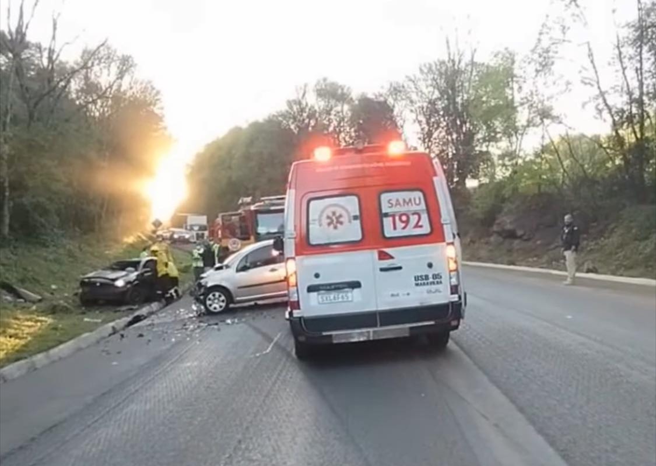 Tragédia na BR-282: colisão entre carros mata dois e fere três em Pinhalzinho Tragédia na BR-282: colisão entre carros mata dois e fere três em Pinhalzinho