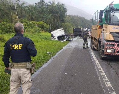 Acidente com carreta e moto deixa feridos e interdita BR-376 no Paraná Imagem referente a Acidente com carreta e moto deixa feridos e interdita BR-376 no Paraná