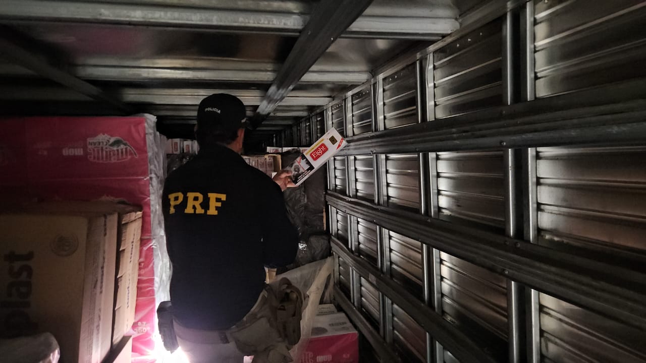 PRF flagra carreta com 250 mil maços de cigarro do Paraguai na PR-317 PRF flagra carreta com 250 mil maços de cigarro do Paraguai na PR-317