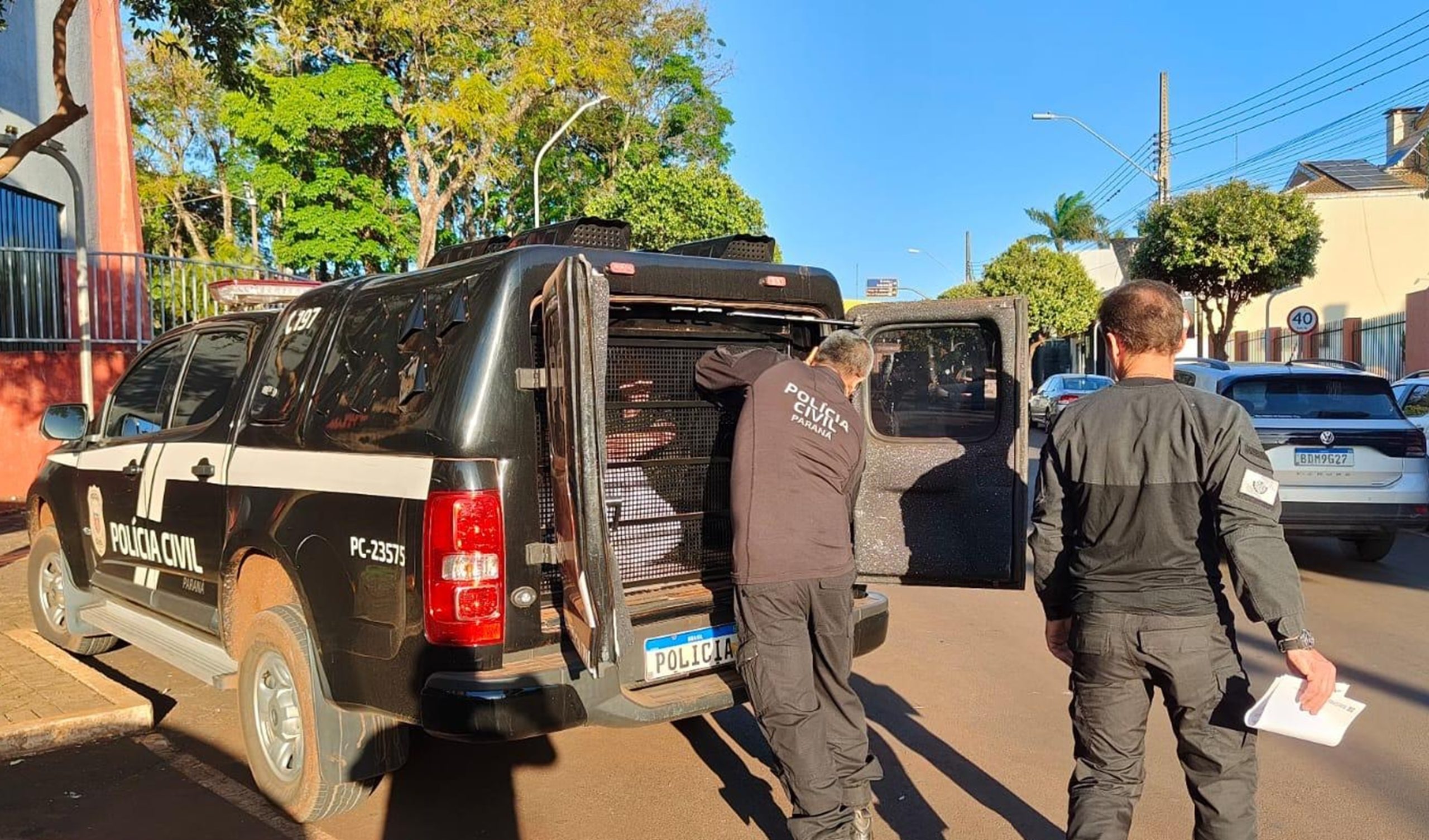 Marido é preso em hotel após matar esposa com tiro na cabeça na Região Oeste do Paraná Marido é preso em hotel após matar esposa com tiro na cabeça na Região Oeste do Paraná