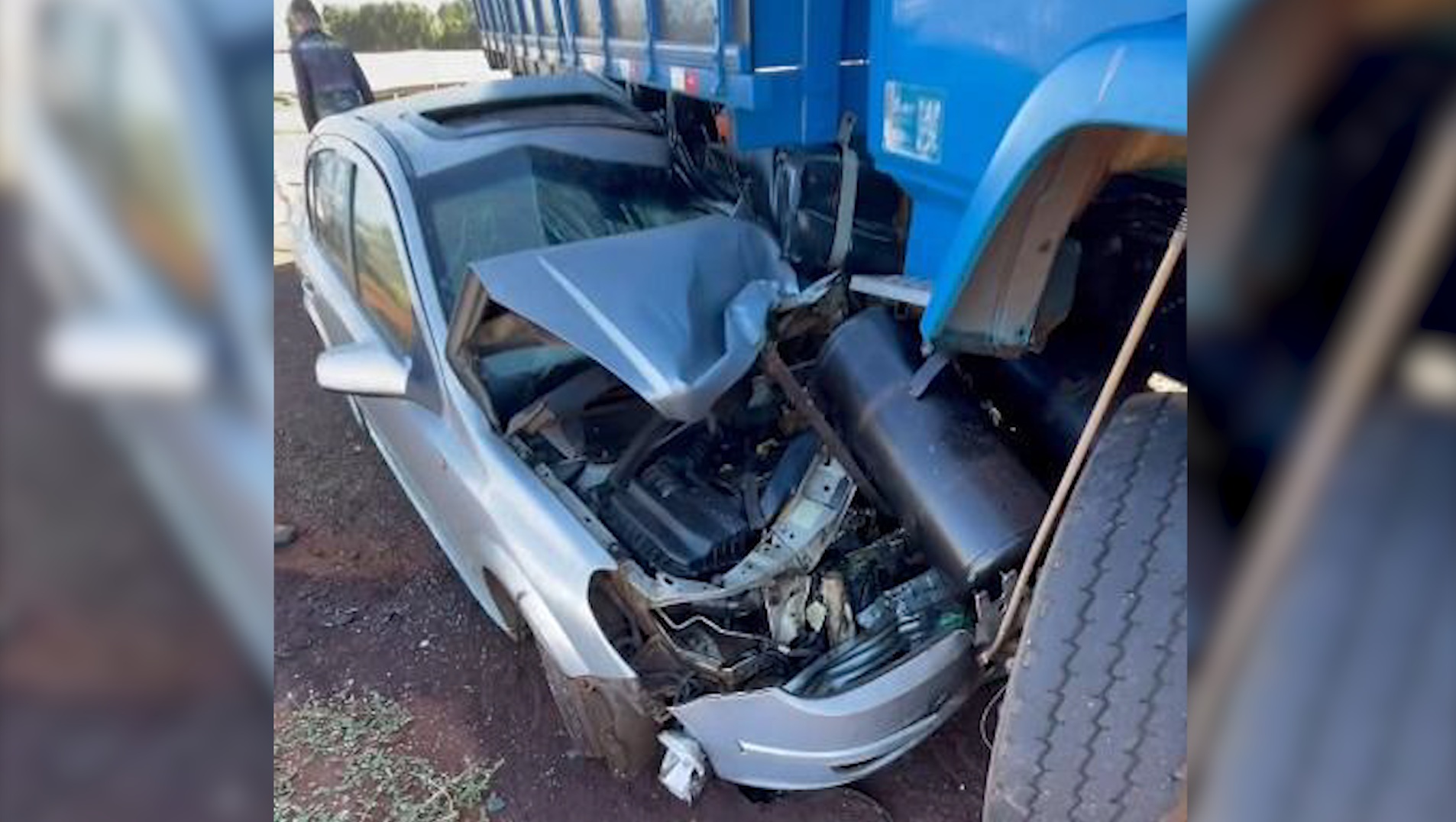 Caminhão faz conversão e provoca batida violenta com Vectra na BR-163 Caminhão faz conversão e provoca batida violenta com Vectra na BR-163