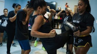 Projeto social no Rio oferece aulas de defesa pessoal para mulheres Projeto social no Rio oferece aulas de defesa pessoal para mulheres