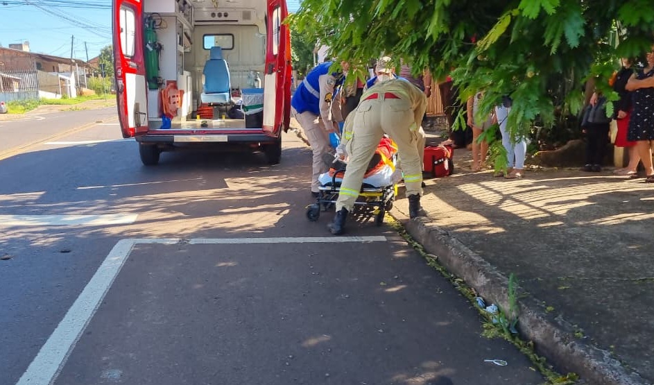 Forte colisão entre moto e carro deixa jovem ferido no Bairro Periolo Forte colisão entre moto e carro deixa jovem ferido no Bairro Periolo