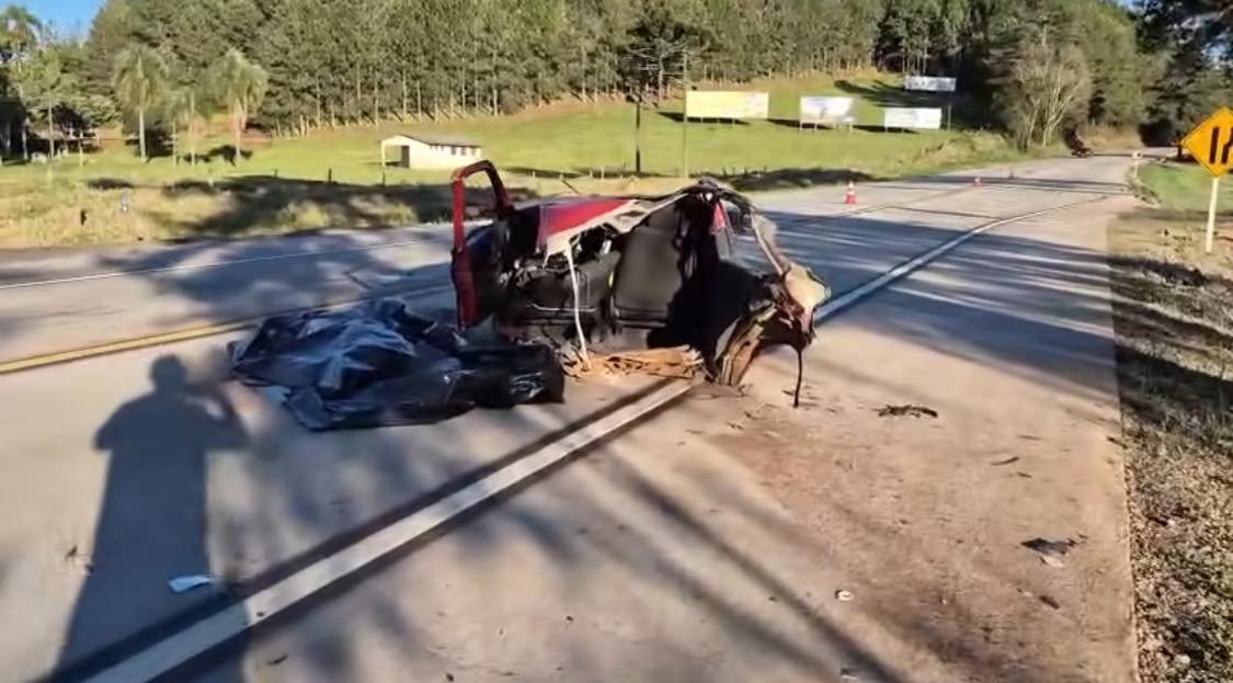 Palio parte ao meio e motorista morre em batida brutal na PRc-280 Palio parte ao meio e motorista morre em batida brutal na PRc-280