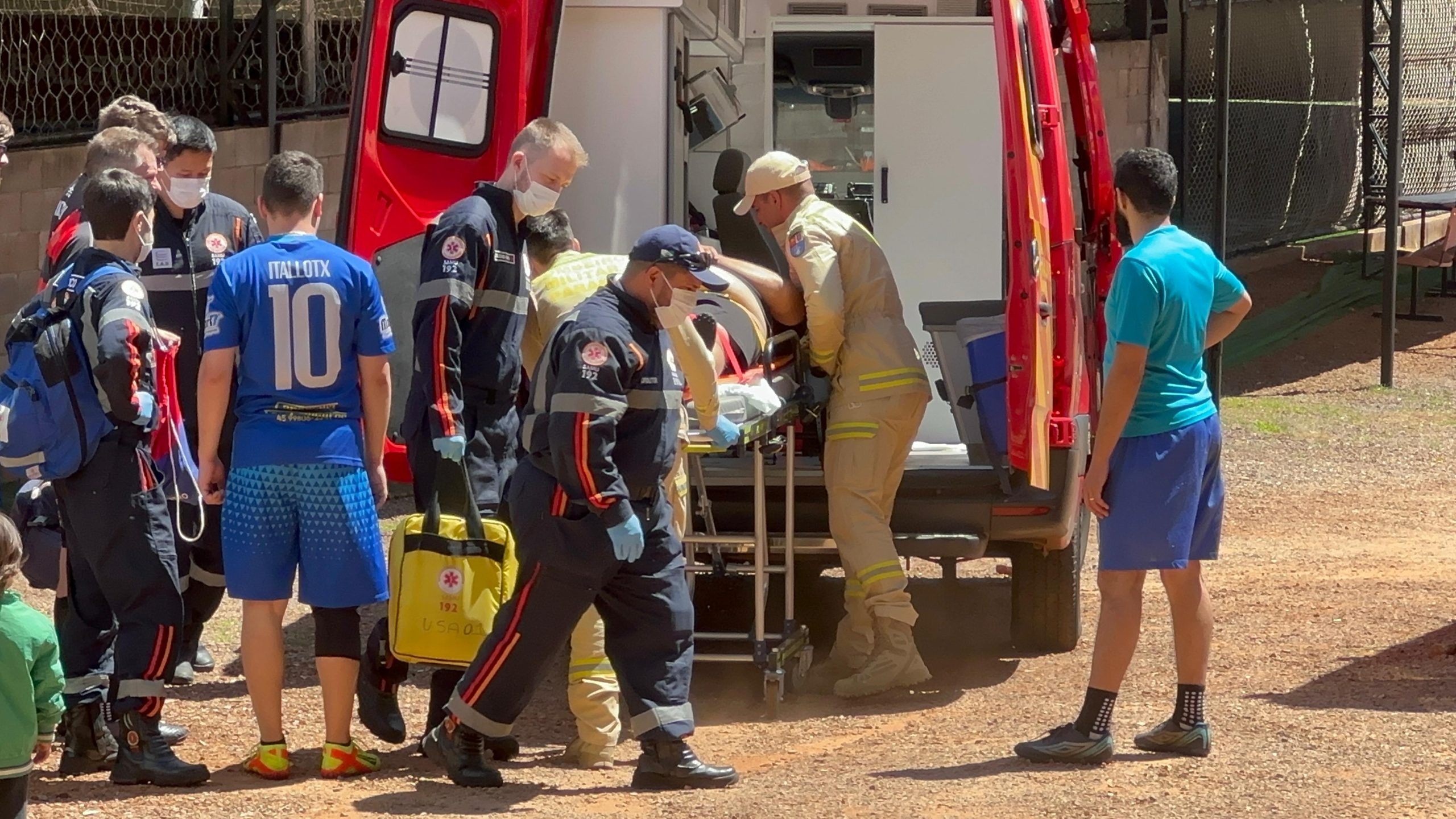 Homem fica desacordado após acidente desportivo e é socorrido pelas equipes do Samu e Siate