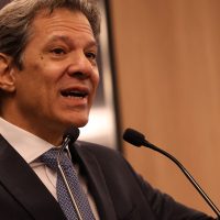 Imagem referente a Haddad: atrelar votação da isenção do IR à da anistia é loucura