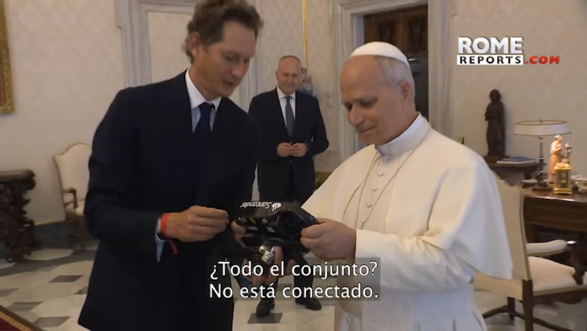 Papa Leão XIV recebe volante usado por Charles Leclerc e miniatura da Ferrari no Vaticano