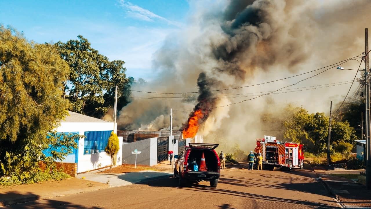 Bombeiros combatem incêndio em carroceria de caminhão no Bairro Brasília