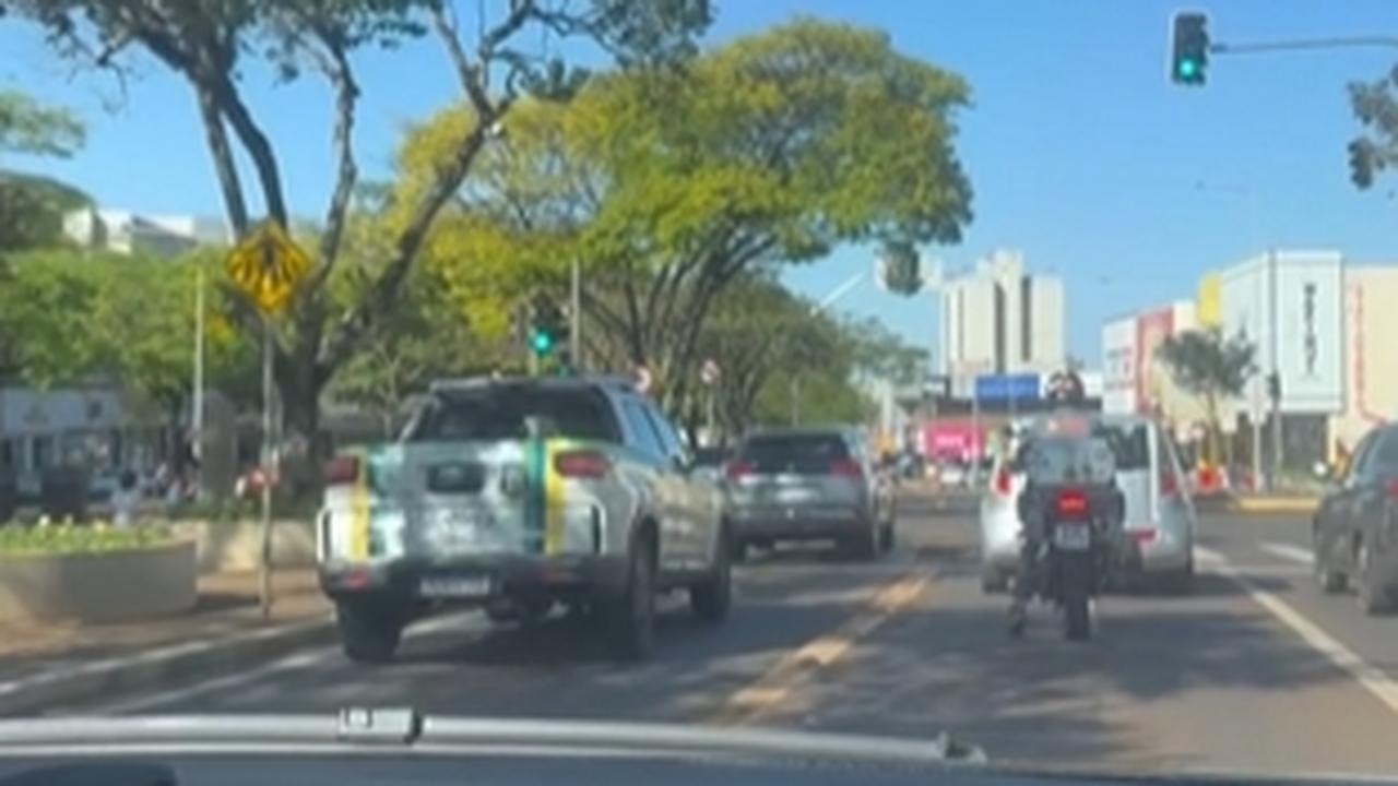 Motorista é flagrado andando na faixa exclusiva de ônibus no Centro de Cascavel